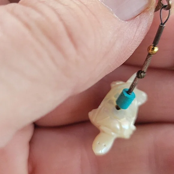 Fetish Mother Of Pearl Turtle Dangle Earrings/Clip On/Vintage - Picture 2 of 3